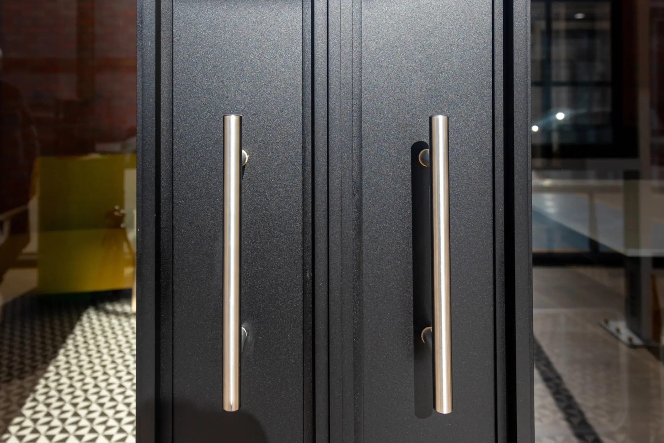 Puerta de aluminio negra