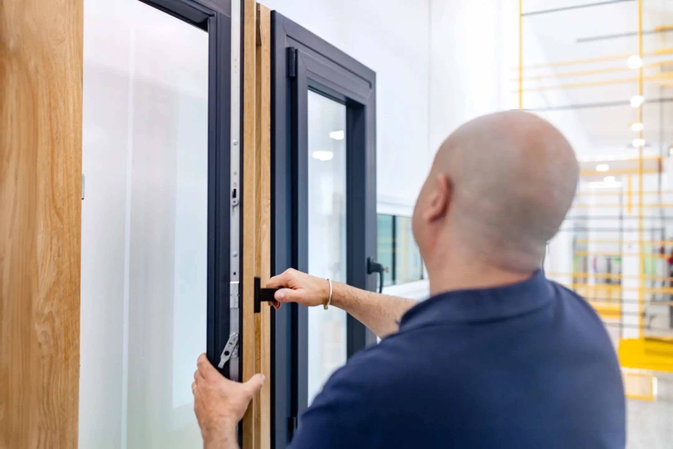 Interior de una ventana de aluminio negro