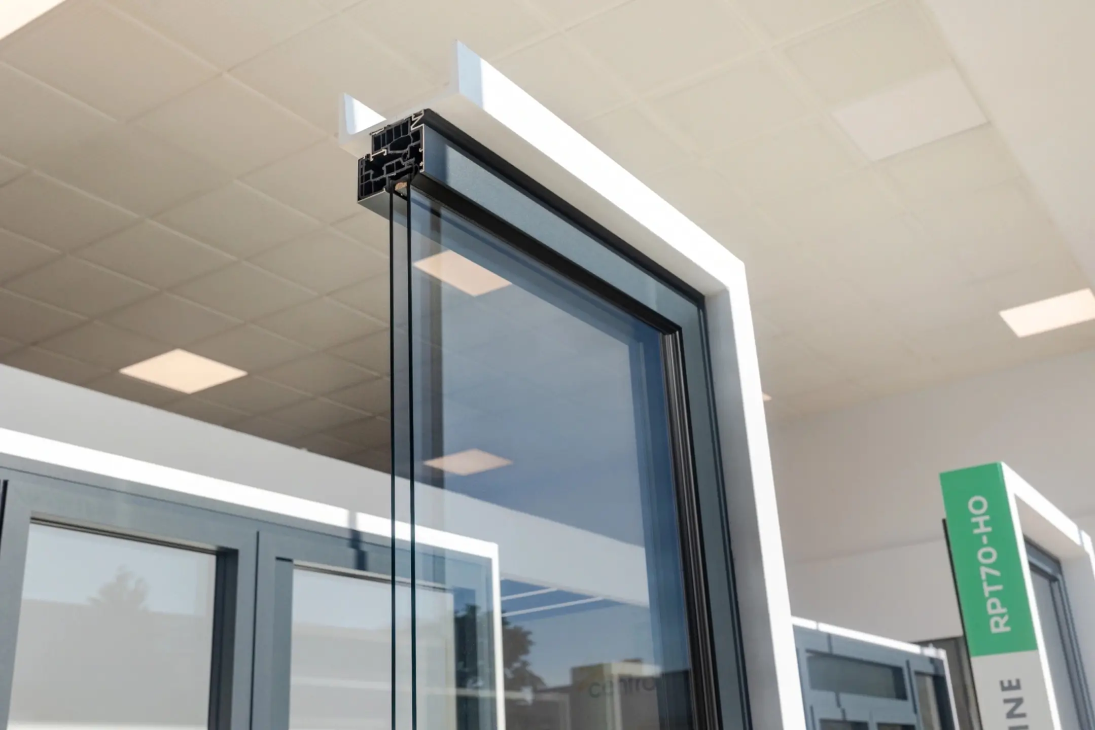 Interior de una ventana de aluminio negro