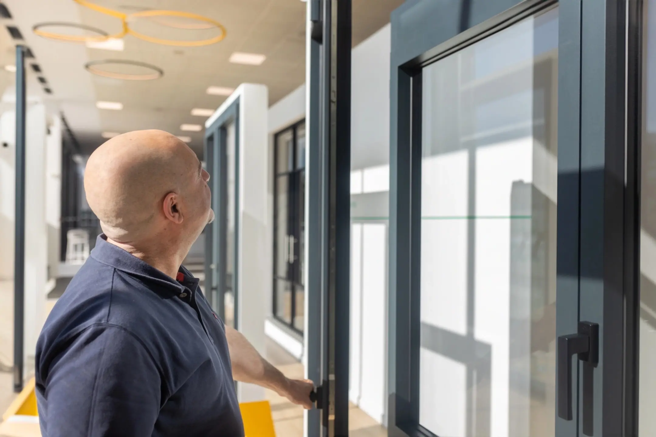 Ventana grande de aluminio en color negro