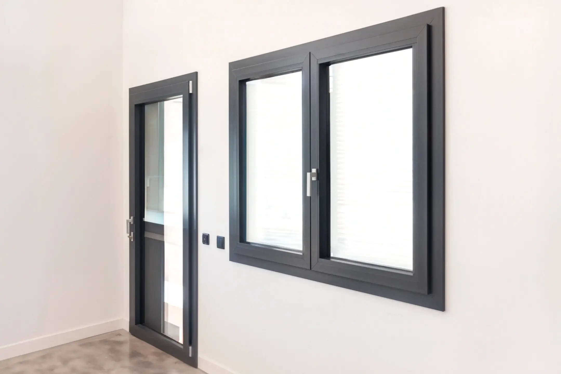 Interior con puerta y ventana de aluminio