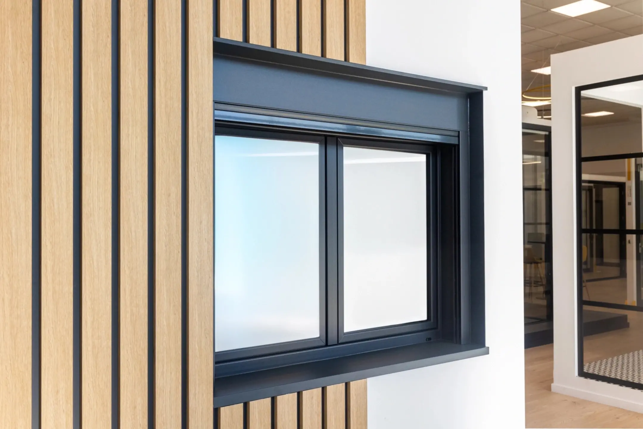 Ventana de aluminio con marco negro