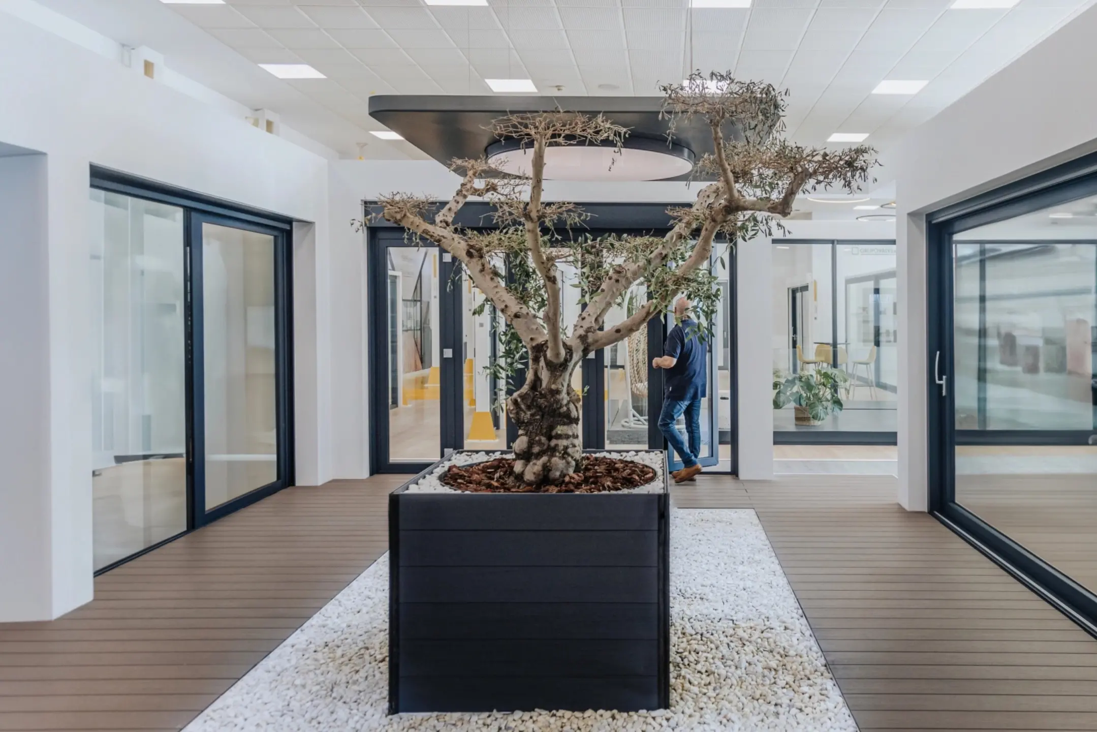 Cerramiento con ventanas de aluminio negras