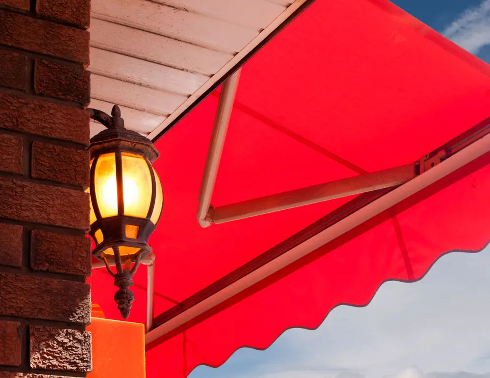 Toldo instalado en balcón residencial