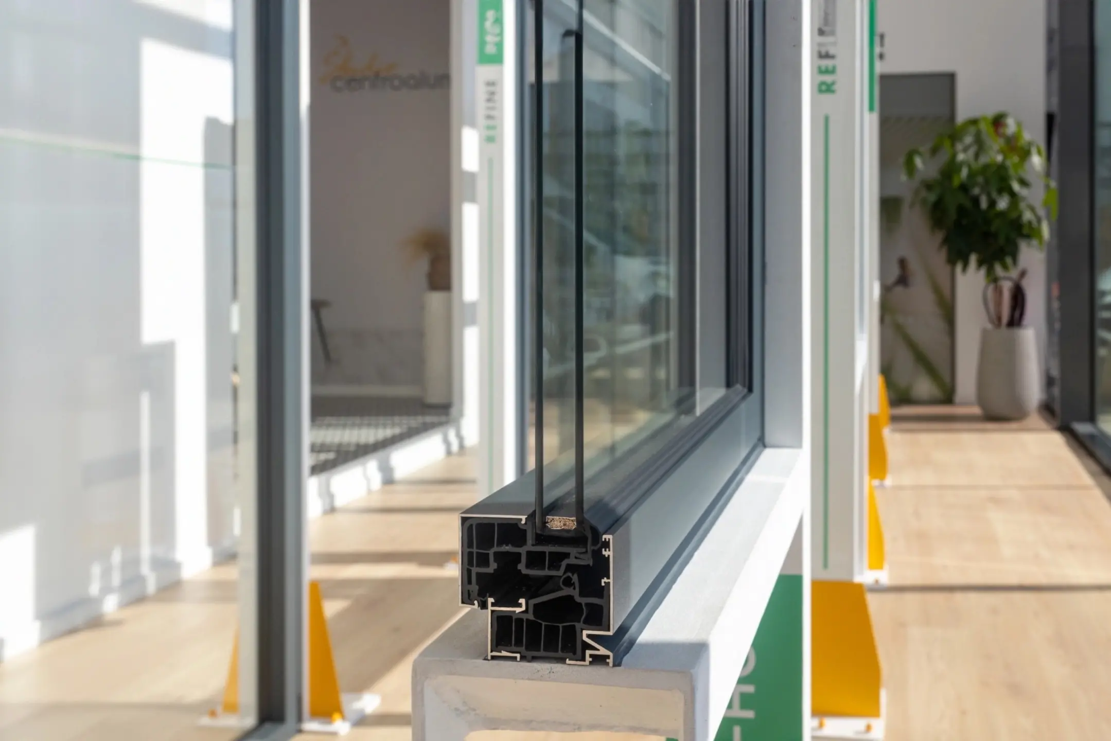 Ventana oscilobatiente de aluminio con perfil moderno